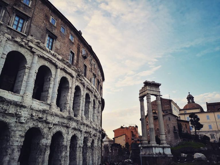 Partciolare del Teatro di Marcello con le abitazioni all'ultimo piano