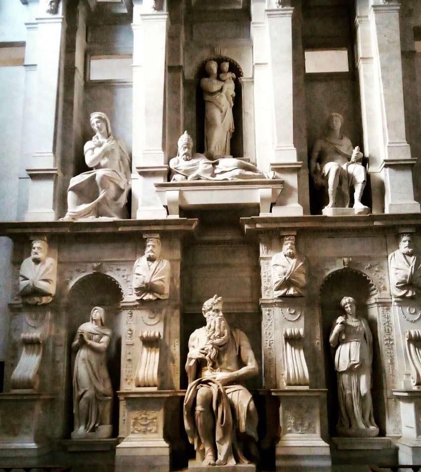 La Tomba di Giulio II nella chiesa di San Pietro in Vincoli opera di Michelangelo Buonarroti