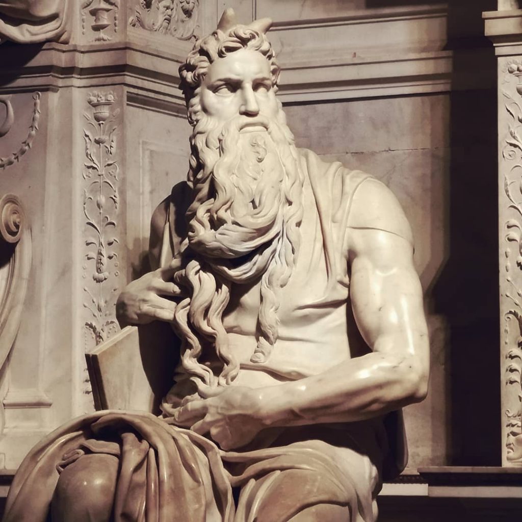 La statua del Mosè scolpita da Michelangelo Buonarroti