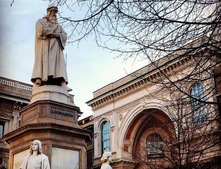 Monumento a Leonardo da Vinci in Piazza della Scala a Milano