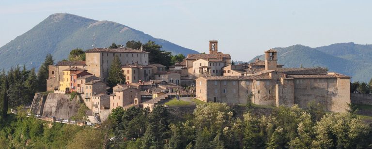 piccolo borgo medievale vacanze in umbria montone ristorante hotel locanda del capitano min