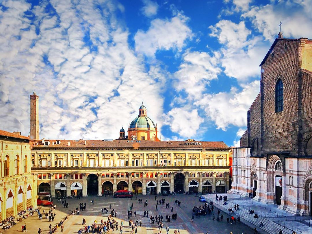 Piazza Maggiore a Bologna The Arteller